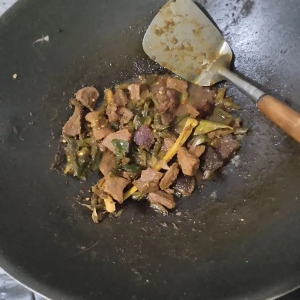 Bumbui dengan kecap manis, garam dan kaldu bubuk. Masak hingga air asat. Tes rasa.