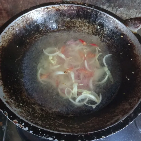 Tuang air kemudian masukkan daging cincang.