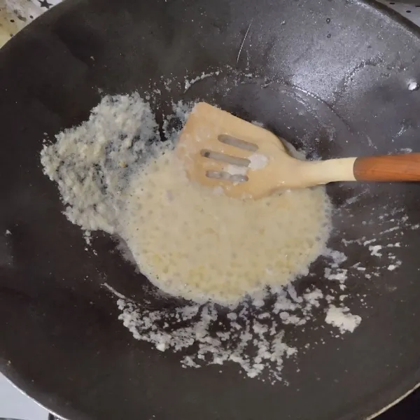 Tumis bumbu halus hingga harum dan matang.