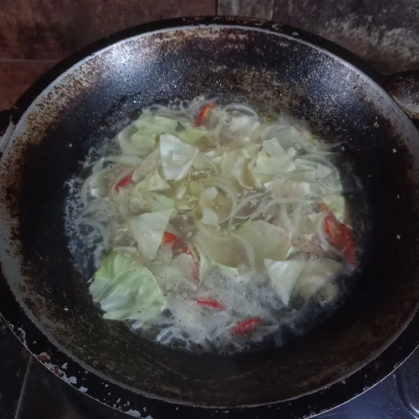 Masukkan sayuran, masak sampai sayur layu.