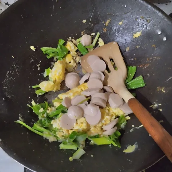 Tambahkan irisan baso sapi.