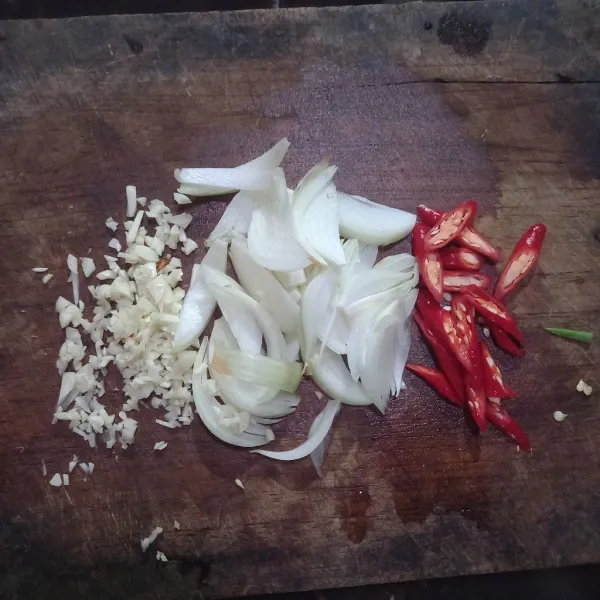 Cincang bawang putih kemudian iris bawang bombai dan cabe.