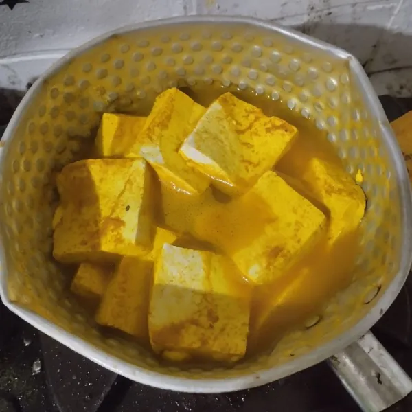 Pisahkan tahu dan air rebusan. Sisakan 200 ml airnya.
