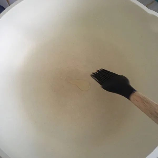 Panaskan wajan. Oles minyak goreng tipis-tipis.