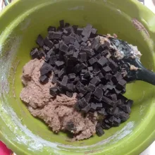Lalu masukan dcc cincang dan chocochips aduk sampai rata.