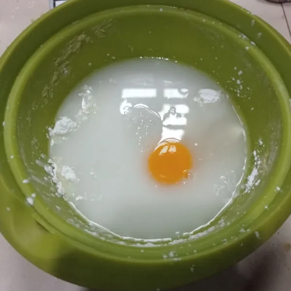 Buat isian, masukan kental manis, air, gula pasir, pasta vanila, telur dan tepung maizena kedalam wadah