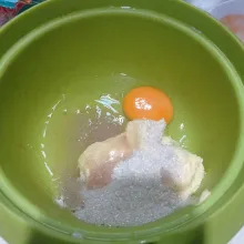 Masukkan telur, margarin, gula pasir dan pasta vanila kedalam wadah.