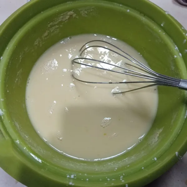 Aduk menggunakan whisk sampai tercampur rata