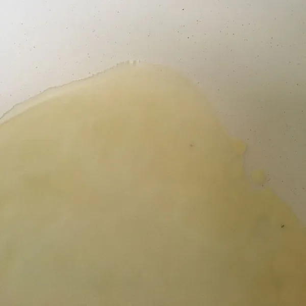 Masak hingga pinggiran mengering dan mengelupas.