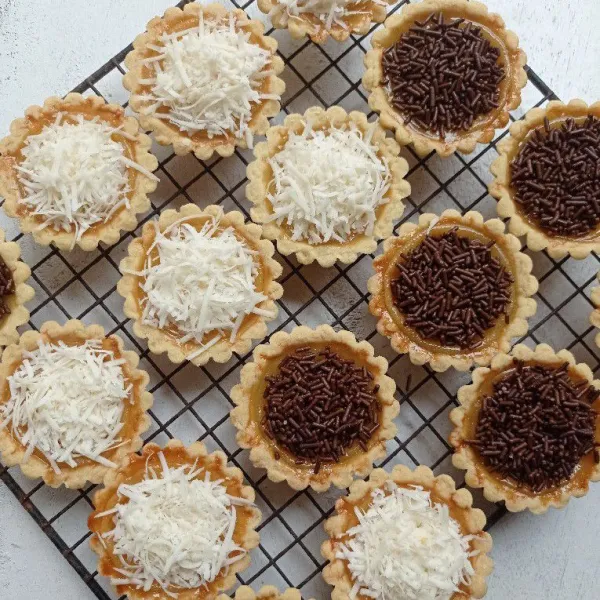 Tuang bahan isian kedalam adonan kulit panggang pada suhu 180 derajat selama 40 menit, setelah matang keluarkan dari cetakan lalu beri topping mesis coklat dan keju parut, sajikan