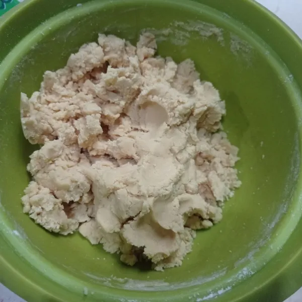 Campur bahan kulit jadi satu, aduk dan uleni sampai adonan dapat dibentuk