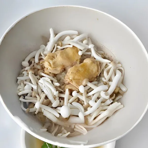 Tambahkan 150 gr jamur shimeji ke dalam wajan, aduk hingga merata