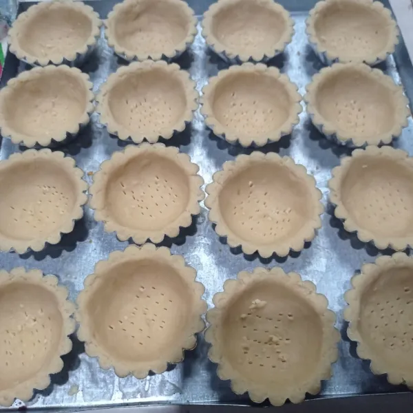 Cetak dicetakan pie, lalu bagian dasar tusuk menggunakan garpu