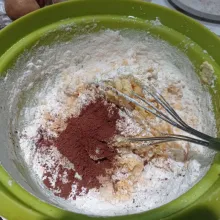 Lalu masukan tepung terigu, coklat bubuk, dan baking powder aduk sampai tercampur rata.