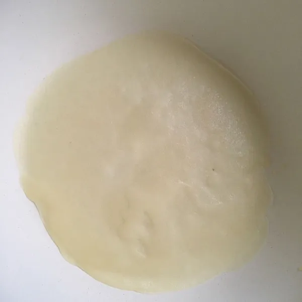 Ambil 1 sendok sayur adonan. Ratakan dengan cara menggoyang wajan.
