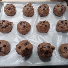 Siapkan loyang alasi dengan baking paper lalu ambil 45 gr adonan bulatkan tata pada loyang beri toping chocochips.