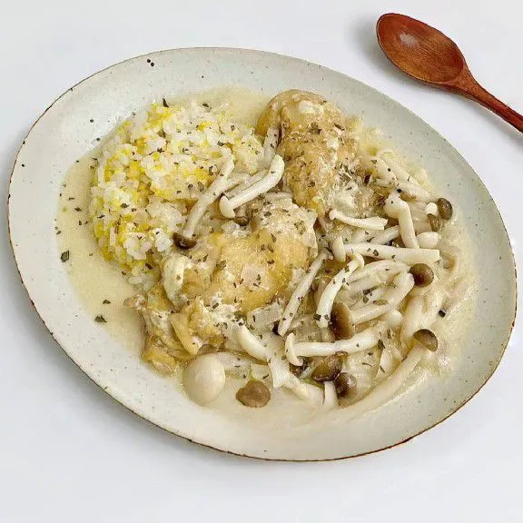 Siapkan 250 gr nasi putih matang di piring. Tuangkan creamy mushroom chicken di atasnya. Taburi dengan sejumput parsley cincang