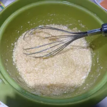 Aduk menggunakan whisk sampai tercampur rata.