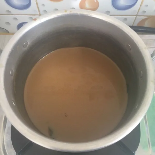 Masak bahan kuah hingga santan mendidih dan gula larut. Matikan api, biarkan hingga uap panasnya berkurang sambil sesekali diaduk.