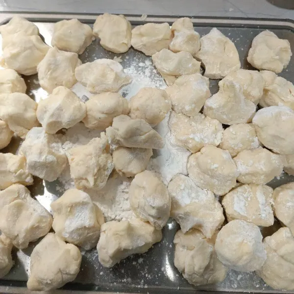 Timbang adonan dengan berat 20 gram atau sesuai selera.