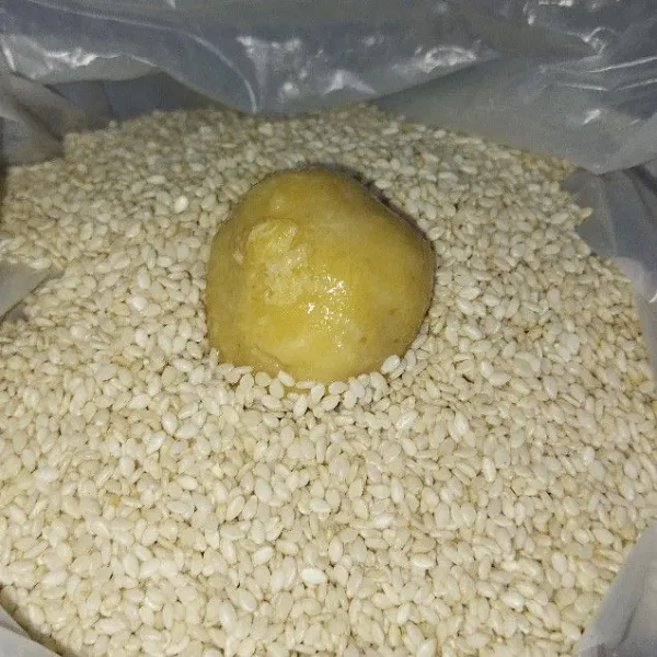 Gukungkan dalam air lalu Masukan ke dalam wijen sampai rata