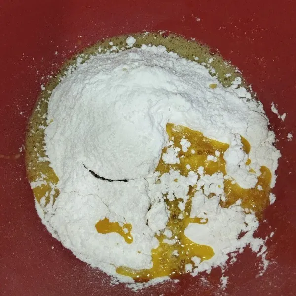 Masukan mentega yang sudah cair lalu aduk sampai kalis