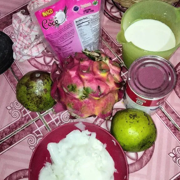Siapkan buah alpukat,buah naga, kelapa yang sudah di serut,nata de coco susu full cream, susu kental manis, dan susu evaporasi.