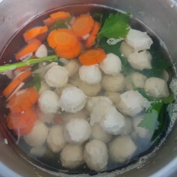 Kemudian masukkan pentol ayam dan daun seledri.