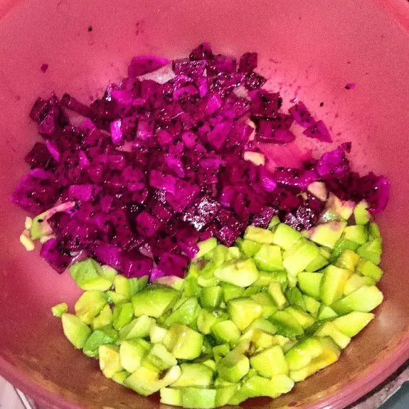 Potong buah alpukat, dan buah naga sesuai selera.