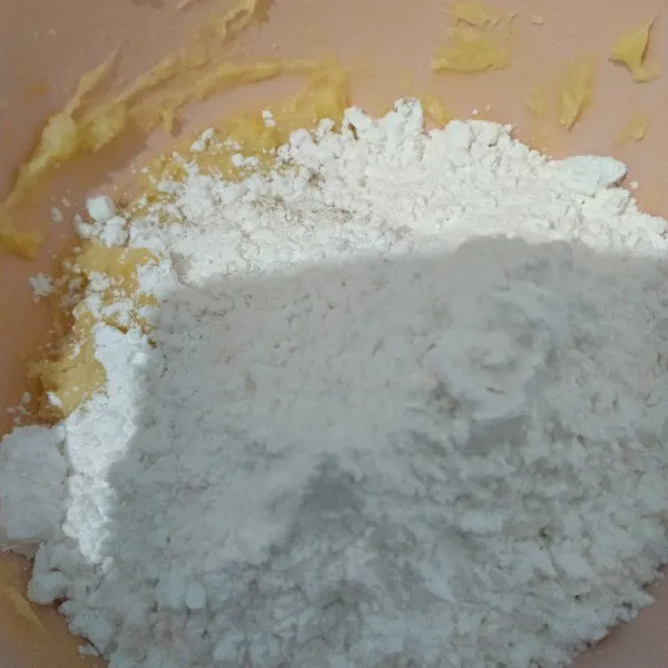 Lalu tambahkan tepung tapioka, aduk kembali adonan hingga tercampur rata.