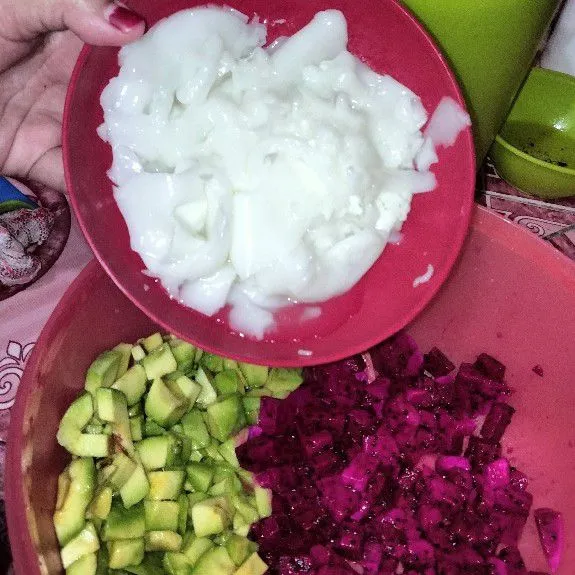 Masukkan kelapa muda yang sudah di serut.