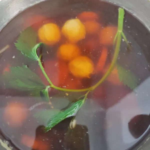 Tambahkan kecap manis, saos tiram dan saos tomat. Aduk hingga tercampur rata.