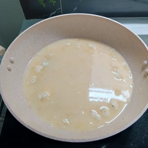 Pindahkan adonan biang tadi ke dalam wajan. Masak dengan api kecil cenderung sedang sambil sesekali diaduk.