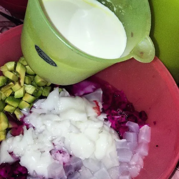 Tuang susu full cream, susu kental manis, dan evaporasi secukupnya.