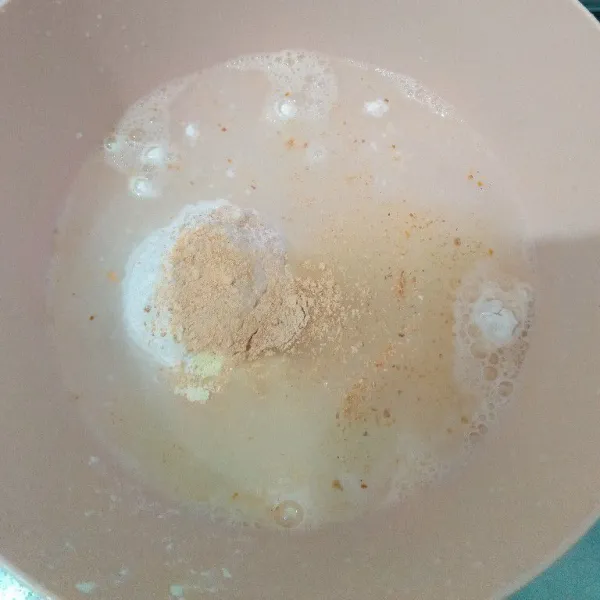 Untuk membuat biangnya, siapkan wadah, masukkan tepung terigu, garam, gula, penyedap rasa, kaldu bubuk, minyak sayur dan air. Aduk rata hingga garam dan  gula larut.