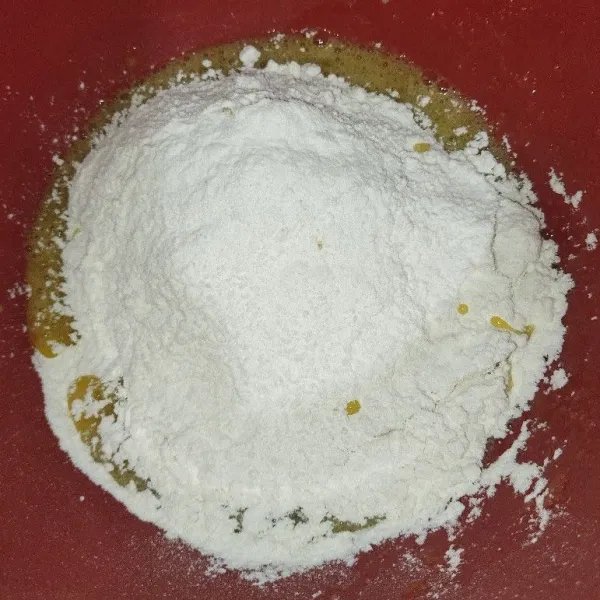 Masukan 10 Sdm tepung terigu