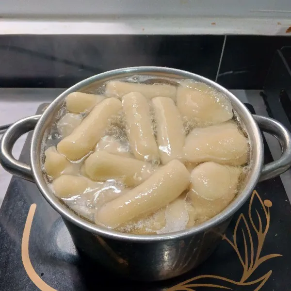 Didihkan air, rebus pempek hingga matang.