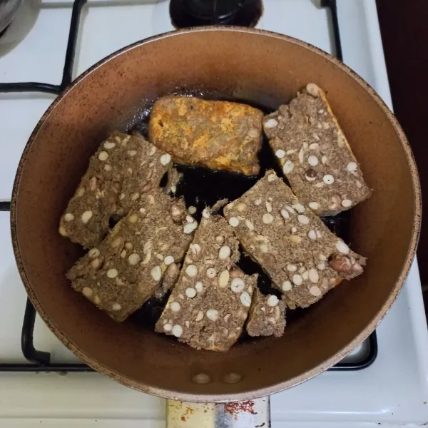 Goreng oncom dengan sedikit minyak hingga matang, sisihkan.