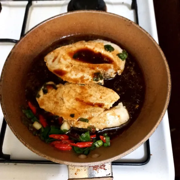 Tuang campuran bumbu masak hingga ayam empuk dan bumbu menyerap.