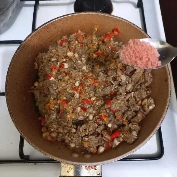 Masukkan oncom ke dalam wajan, beri garam, gula merah dan sedikit air aduk rata.