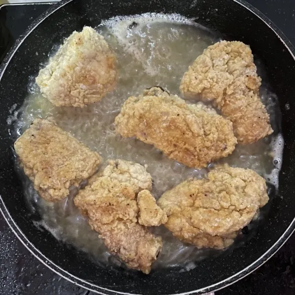 Goreng ayam hingga matang.