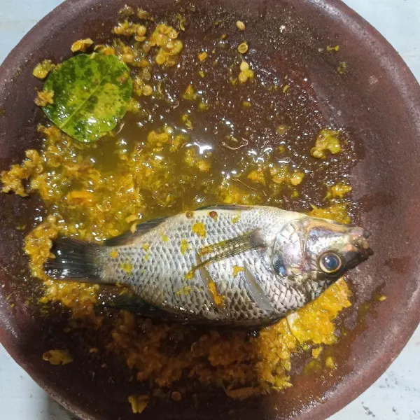 Baluri ikan dengan bumbu marinasi. Diamkan selama 1 jam.