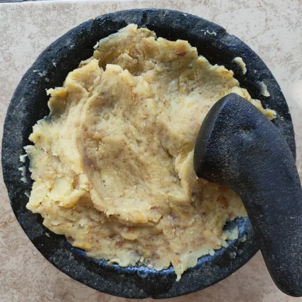 Haluskan kentang.