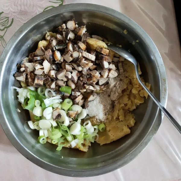 Campur semua bahan, lalu aduk sampai tercampur rata.