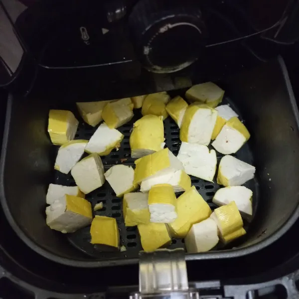 Potong dadu tahu kuning, masukan ke dalam air fryer selama 30 menit.