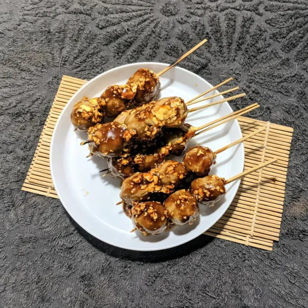 Olesi bakso dengan campuran saus hingga rata.