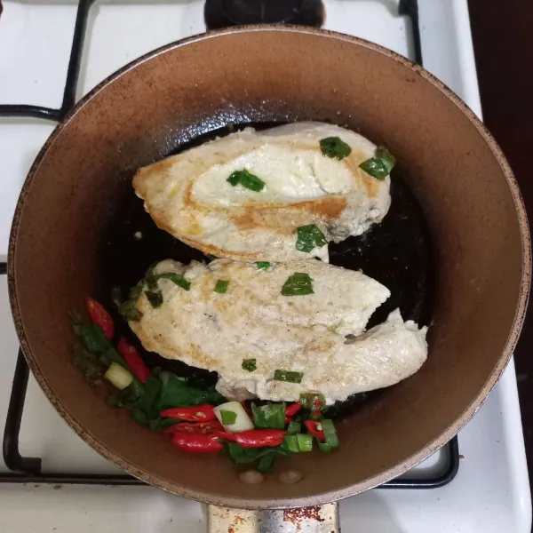 Masak hingga kedua sisi berubah warna.