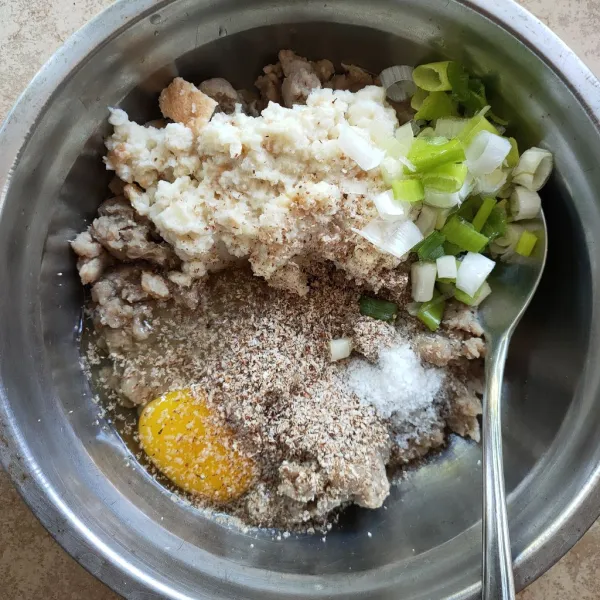 Campur semua bahan, aduk sampai tercampur rata.