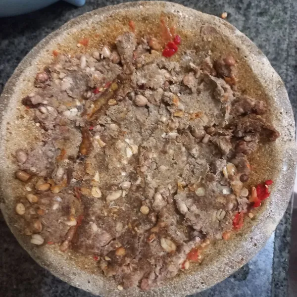 Haluskan oncom yang telah digoreng.