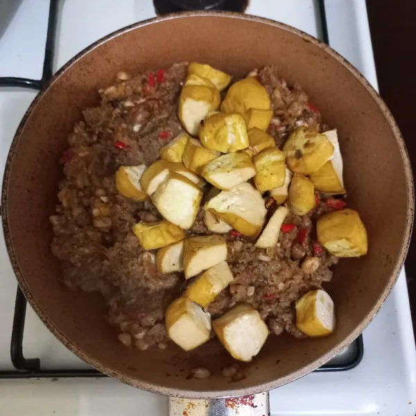 Masukkan tahu masak hingga matang.